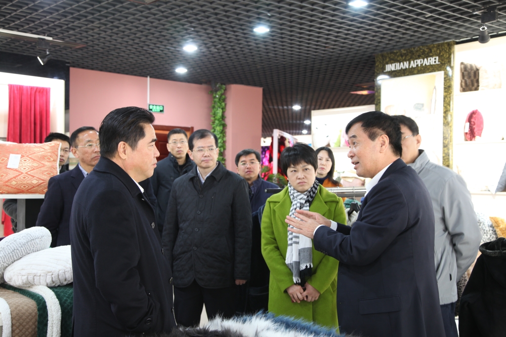 2016年11月26日，時任連云港市市長項(xiàng)雪龍來到飛雁毛毯有限公司調(diào)研指導(dǎo)工作。